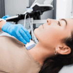 Paciente realizando exame de imagem na região da tireoide, procedimento comum para diagnóstico de hipotireoidismo.