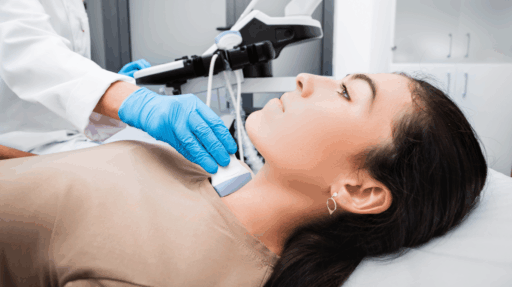 Paciente realizando exame de imagem na região da tireoide, procedimento comum para diagnóstico de hipotireoidismo.