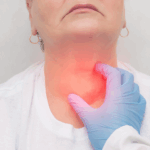 Exame físico da tireoide em paciente com possível nódulo no pescoço